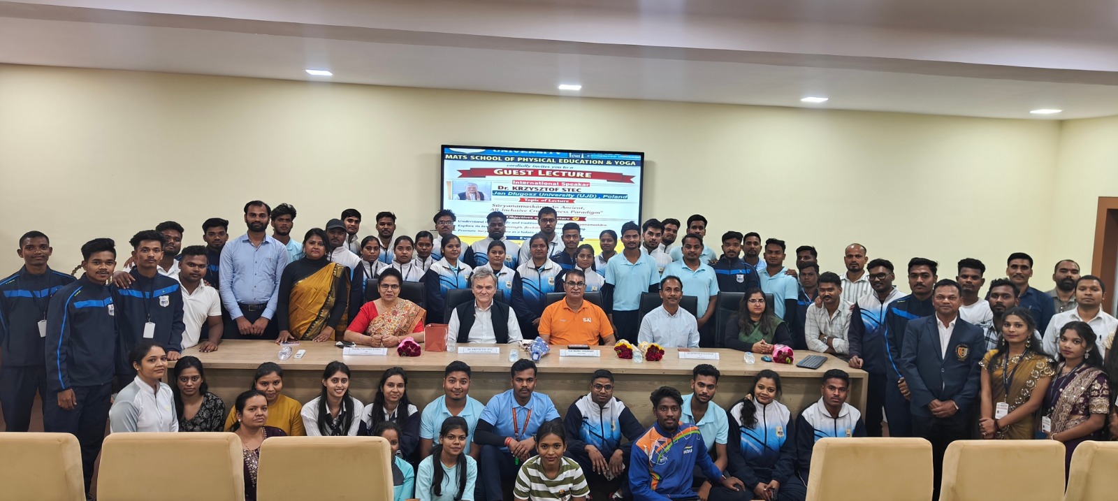 MATS University में अंतरराष्ट्रीय अतिथि व्याख्यान: डॉ. क्रज़िस्टोफ स्टेक ने प्रस्तुत किया सूर्यनमस्कार का समग्र क्रॉस-फिटनेस अभ्यास